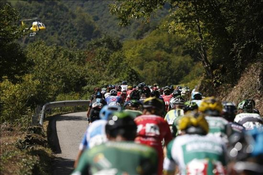 Fallece un motorista de la Guardia Civil durante la etapa reina de la Vuelta