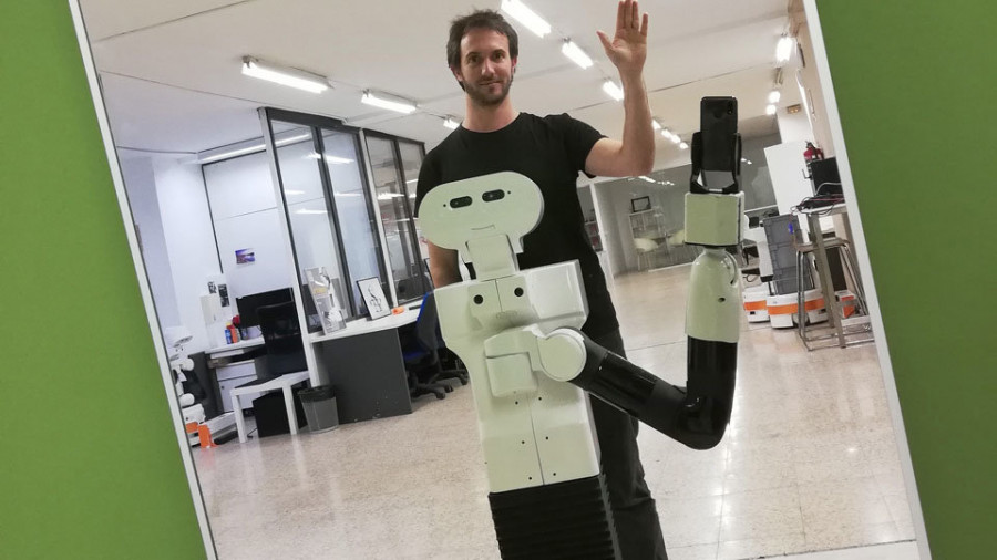 El robot Tiago se saluda cuando se encuentra  ante el espejo