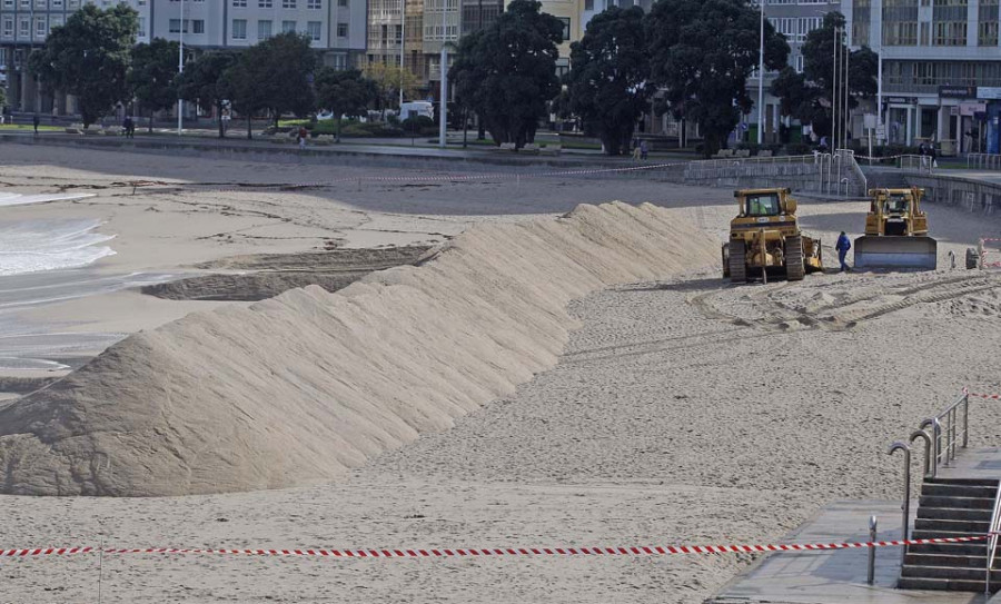 La playa de Riazor ya cuenta con su nueva duna y mañana afrontará su primer temporal