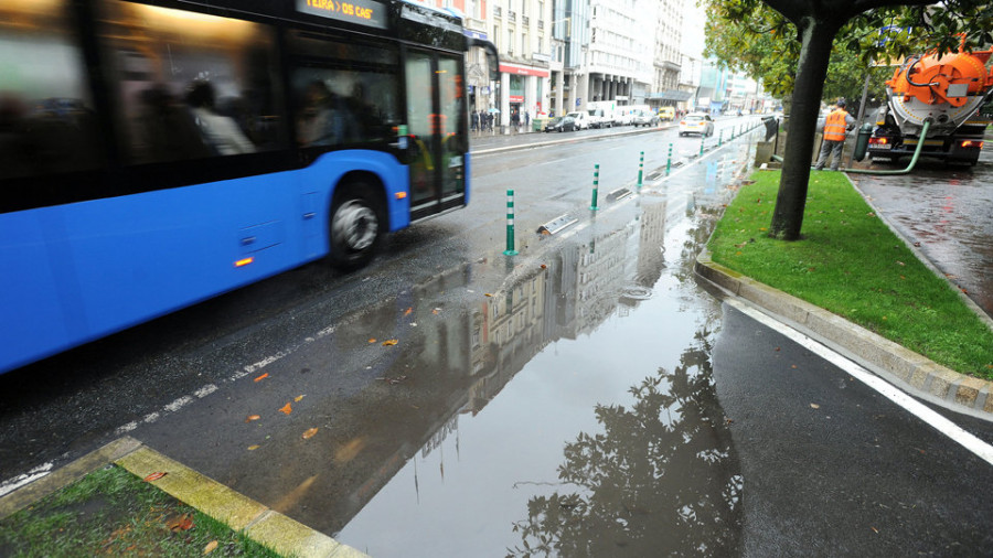 Las intensas lluvias de primera hora causaron bolsas de agua e inundaciones por toda la ciudad