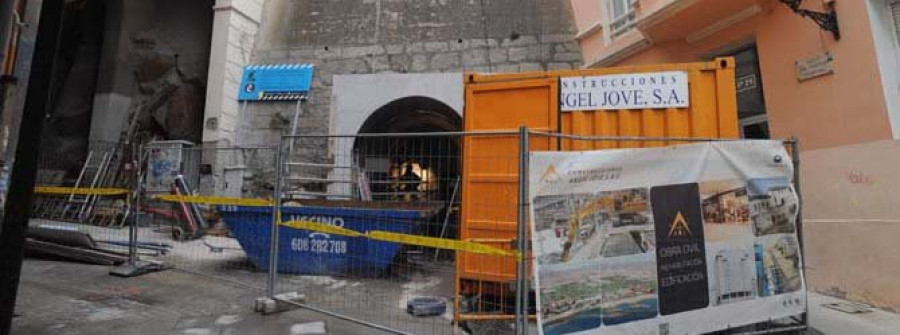 El ascensor de Troncoso continúa en obras año y medio después de su inicio