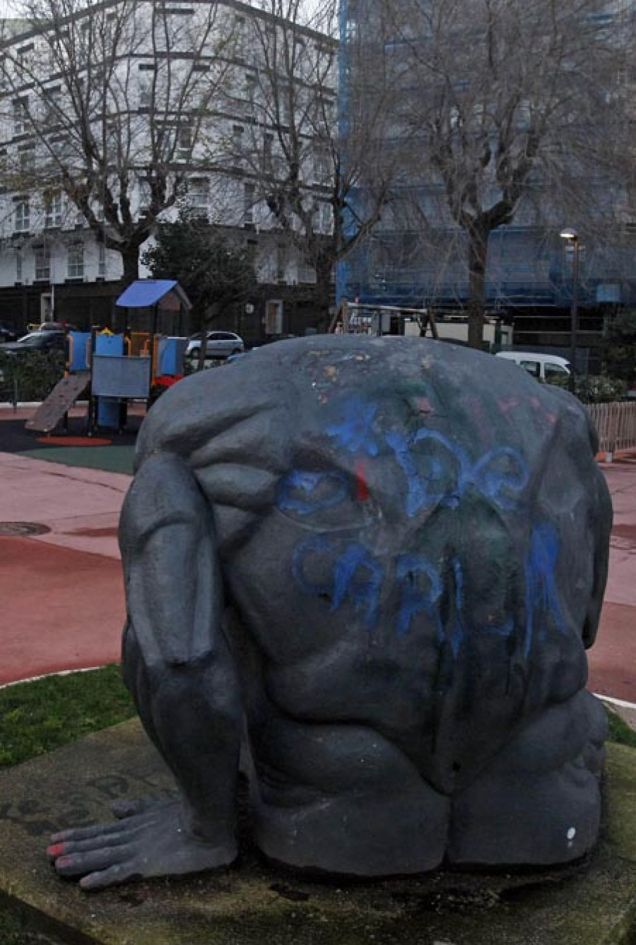 Un grupo de menores amedrenta al comercio de la Sagrada Familia