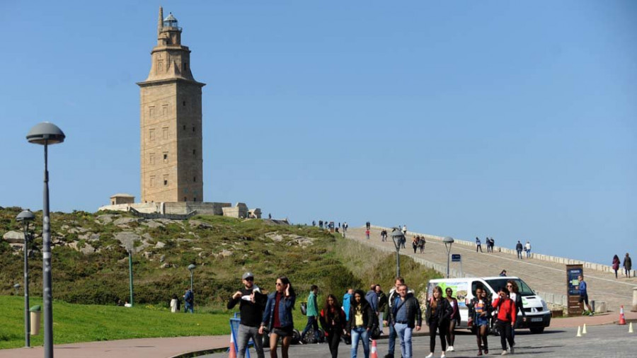 El número de visitantes de la Torre de Hércules bajó el año pasado por primera vez desde 2014