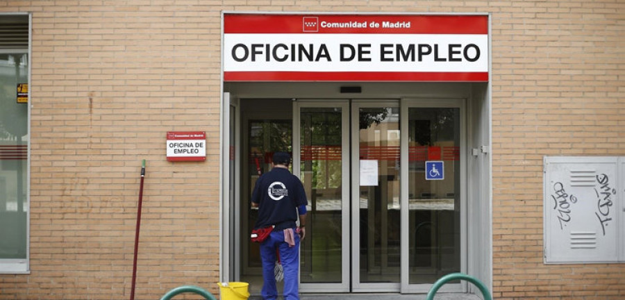 El primer año de pandemia deja fuera del mercado de trabajo a 10.000 gallegas