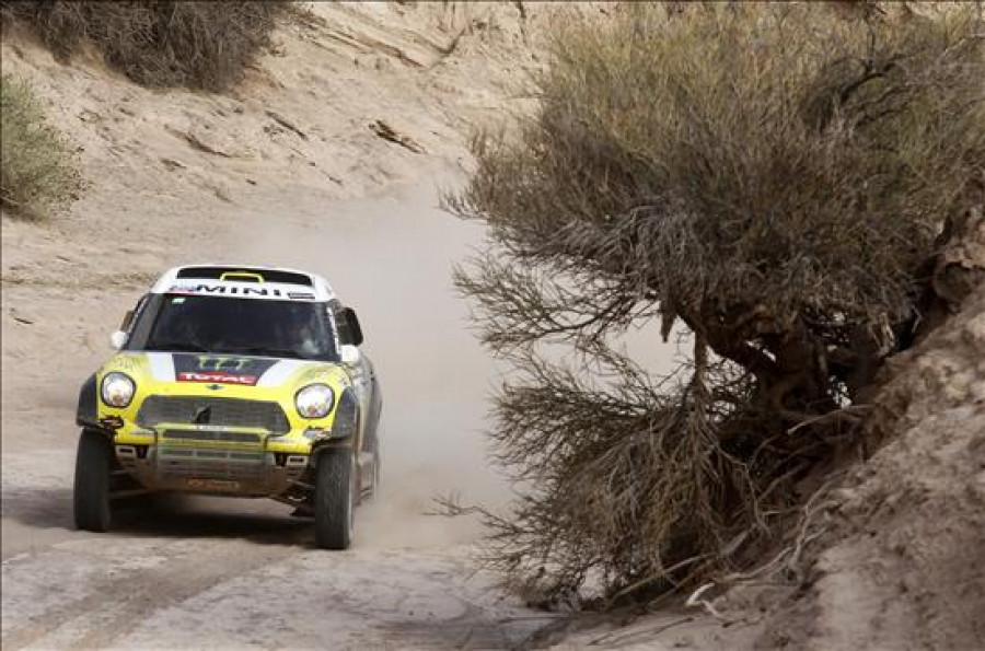 Carlos Sainz gana la cuarta etapa y es el nuevo líder del Dakar en autos