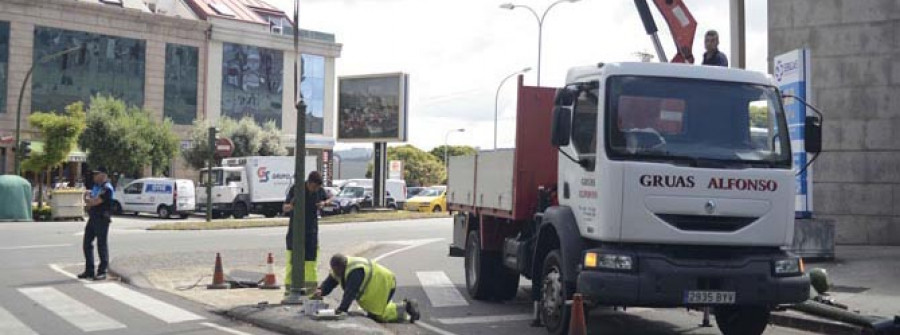 Un turismo derriba un semáforo en O Ventorrillo  y otro choca contra una farola en Alfonso Molina