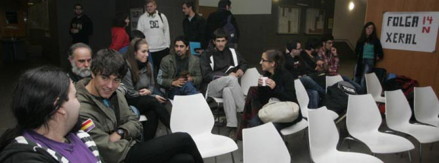 Cerca de veinte universitarios pasan la noche en Economía en contra del modelo educativo