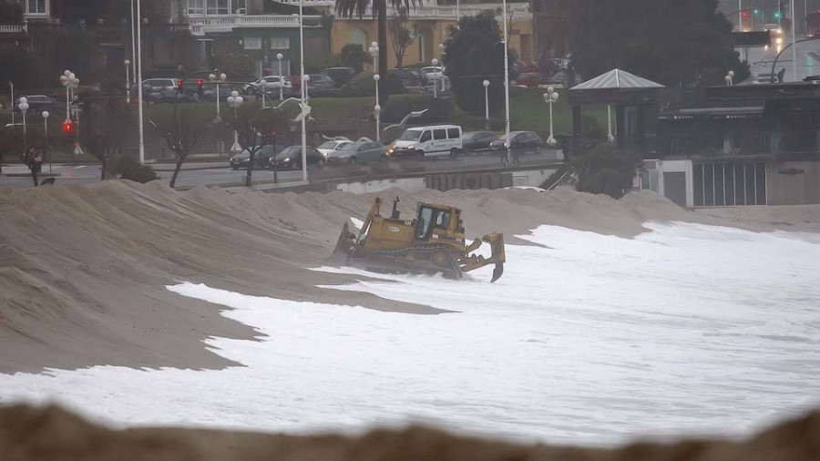 La ciudad se prepara para recibir cinco frentes de borrascas seguidos con una doble duna en Riazor