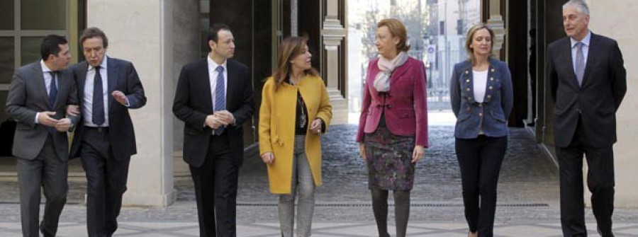 Mato conversa con Rudí en presencia de representantes de las otras cuatro comunidades 	efe