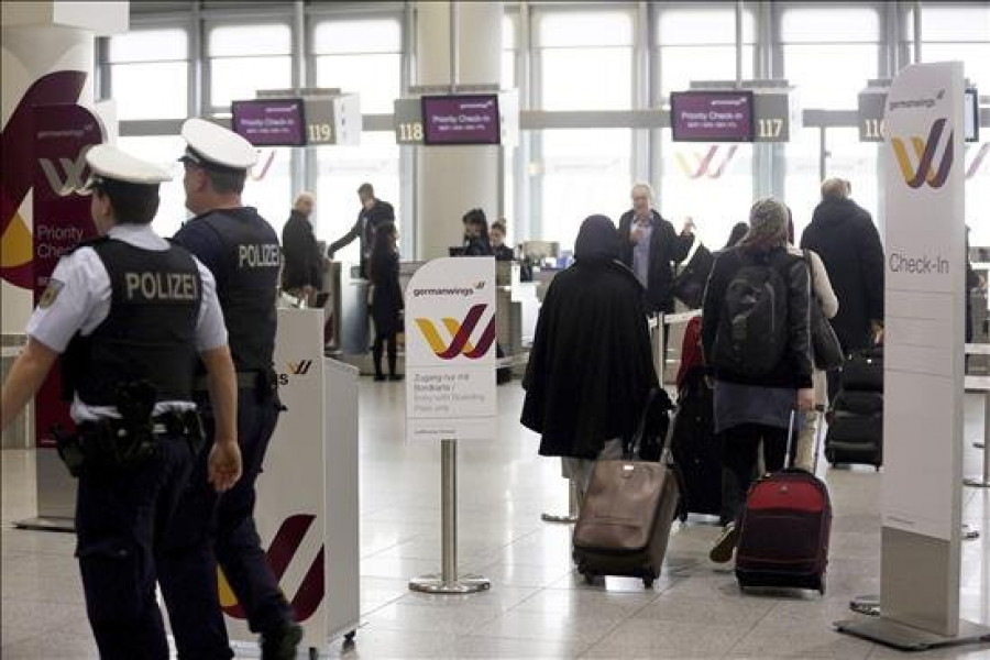 Grupos de españoles preguntan en Düsseldorf por los pasajeros del avión