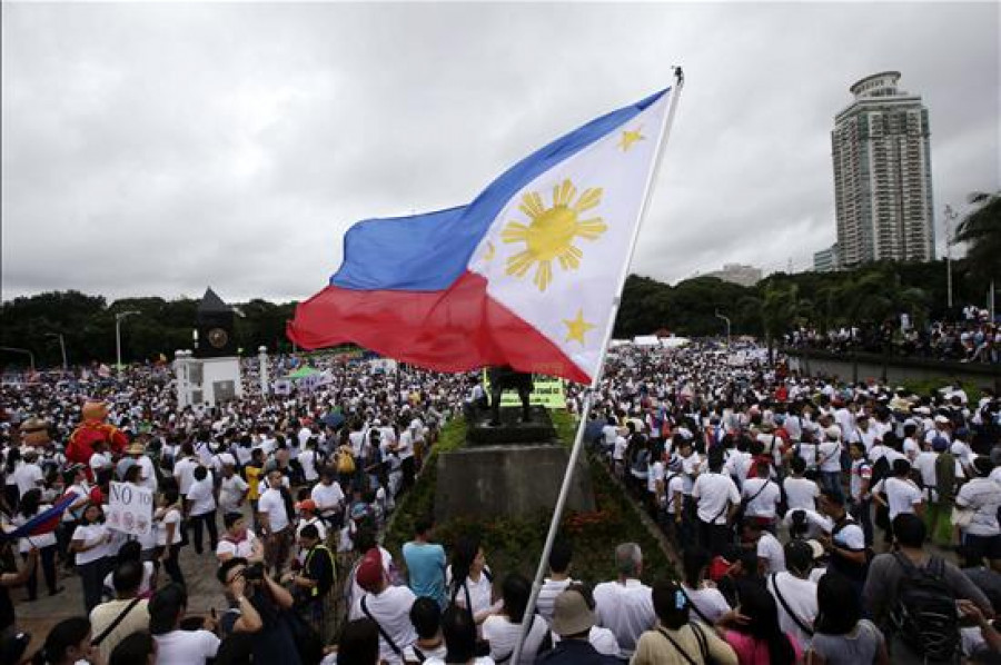 Claudica la empresaria filipina buscada por robar millones de fondos públicos