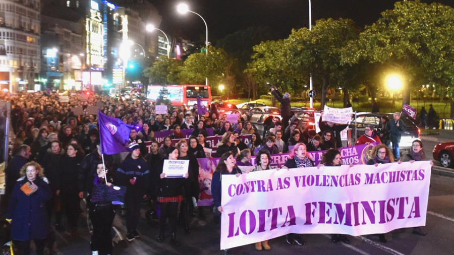 El clamor contra la violencia machista tiñe de violeta las calles de A Coruña en actos multitudinarios