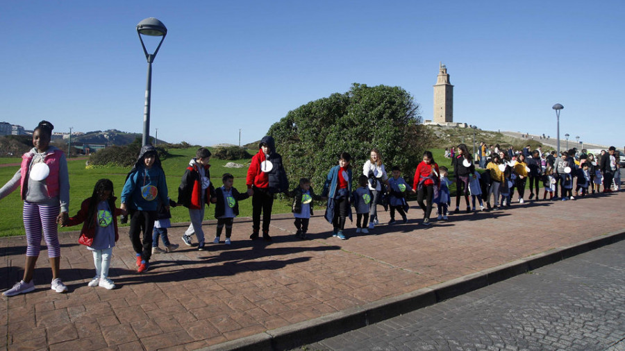 Cerca de 5.000 niños forman una cadena humana en el Paseo para reivindicar la paz