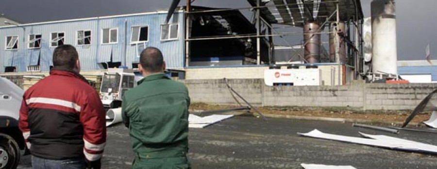 Un muerto y dos heridos en una gran explosión en una nave de Ferrol