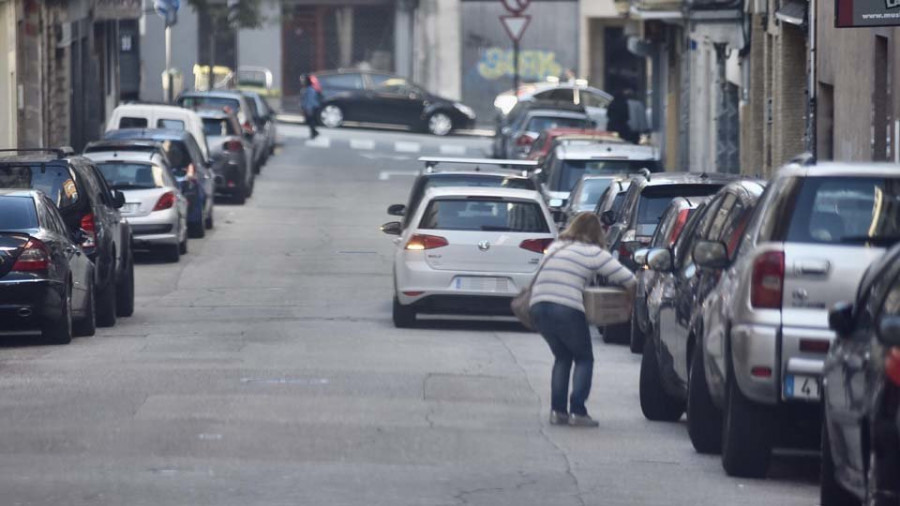 La Policía Local apunta a los barrios  en su campaña contra la doble fila