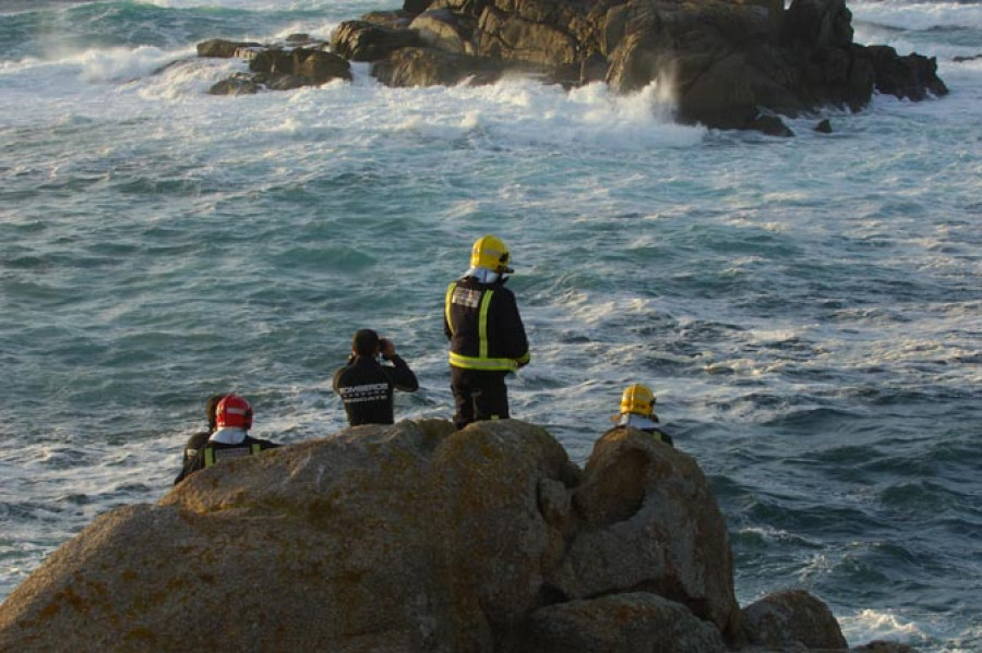 Unos surfistas rescatan a una persona que cayó al mar en A Coruña