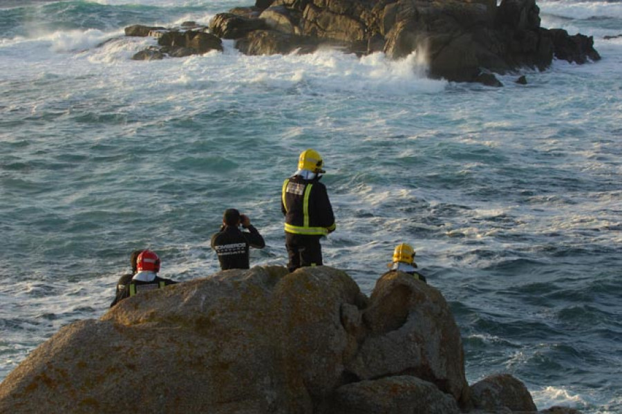 Rescatan en Muxía a una mujer que cayó al mar cuando pescaba