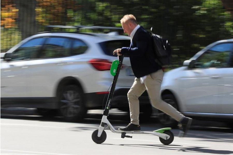 Tráfico quiere prohibir patinetes por la acera a más de 25 km/h