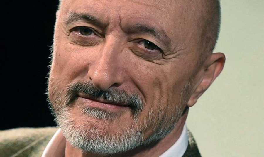 Pérez Reverte entra en las listas de más vendidos con su nueva novela