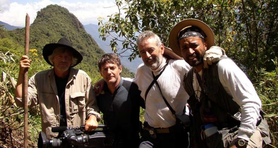 Reportaje | La expedición arqueológica coruñesa que cambia machetes por descubrimientos
