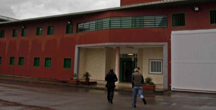 Funcionarios de Teixeiro denuncian que un preso agredió a tres de ellos