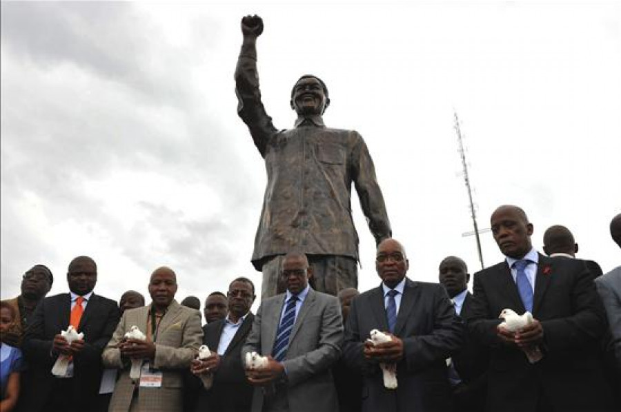 Mandela mejora tras la operación para extraerle cálculos biliares