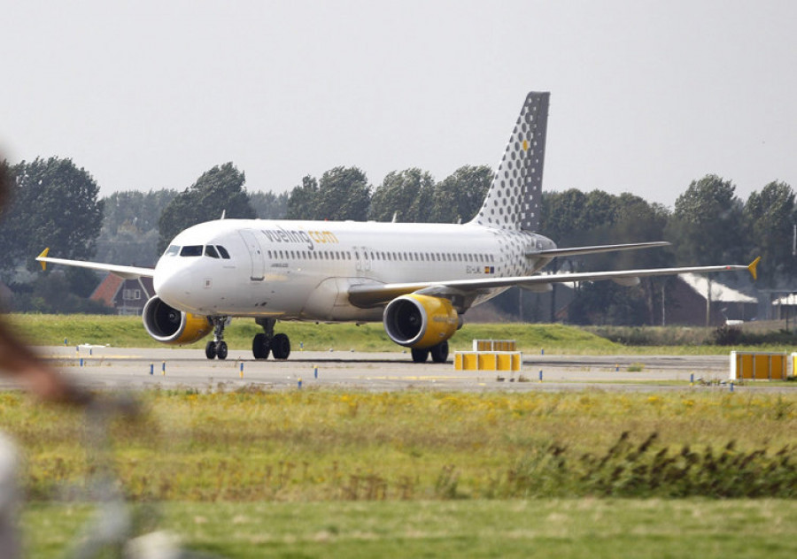 La extinción de un incendio obliga a desalojar un aeropuerto