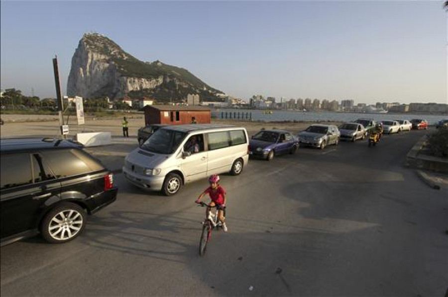 La Línea abre hoy una oficina de quejas por las colas en frontera con Gibraltar