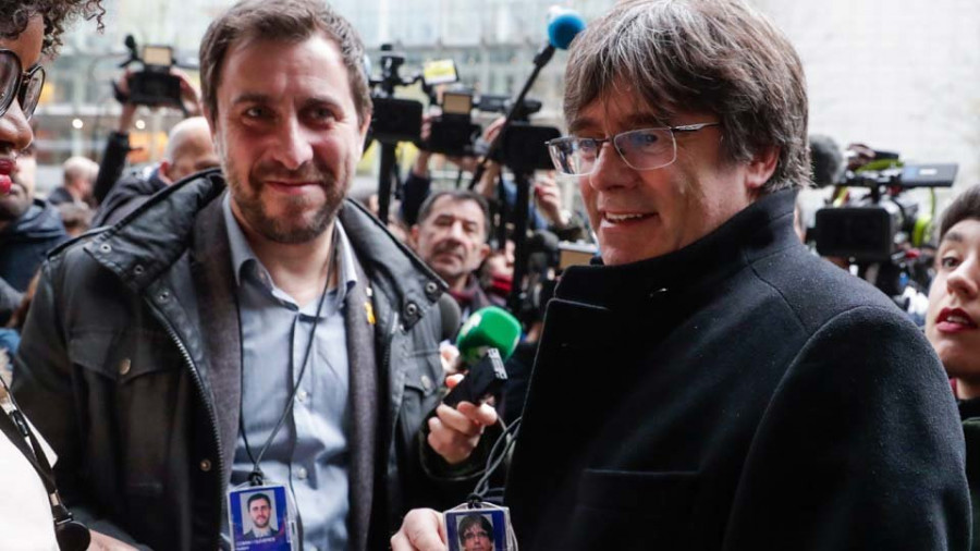 Puigdemont y Comín se acreditan como eurodiputados e irán en enero al pleno