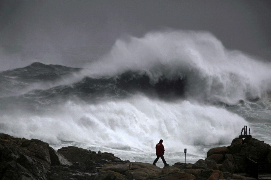 Galicia recibe el año con lluvias intensas y fuerte viento