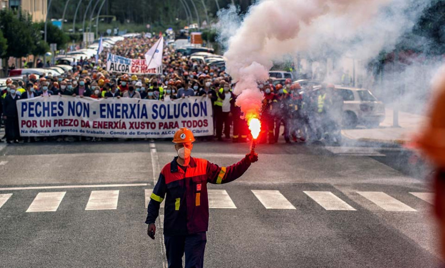 Una multitudinaria protesta recorre Xove a pocas horas de  que expire el plazo para la venta de Alcoa