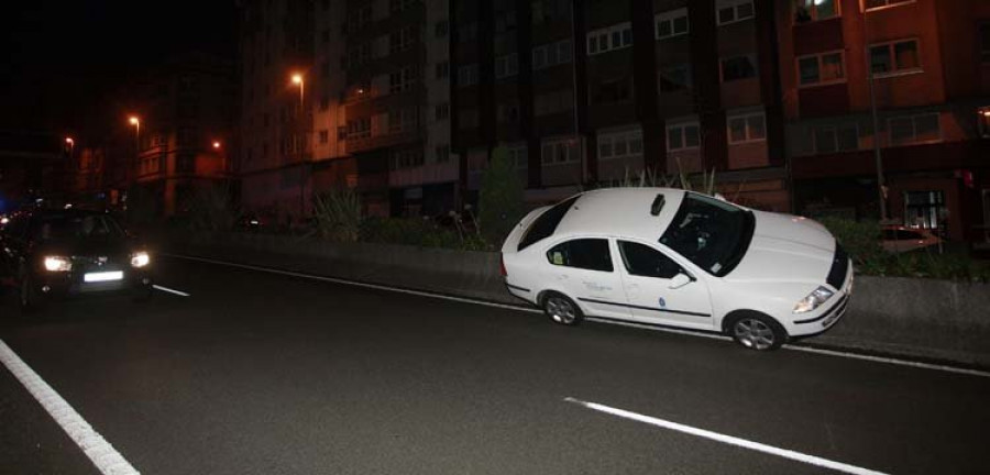 Un taxi sin conductor se estrella en la avenida del Ejército y provoca un embotellamiento