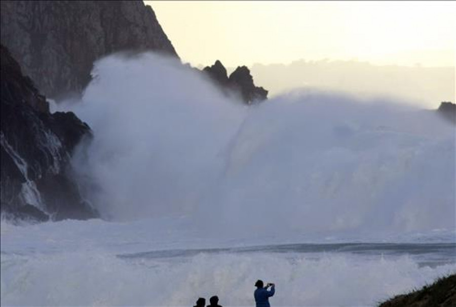 El temporal deja vientos superiores a 100 km/h y olas de 11 metros en Galicia