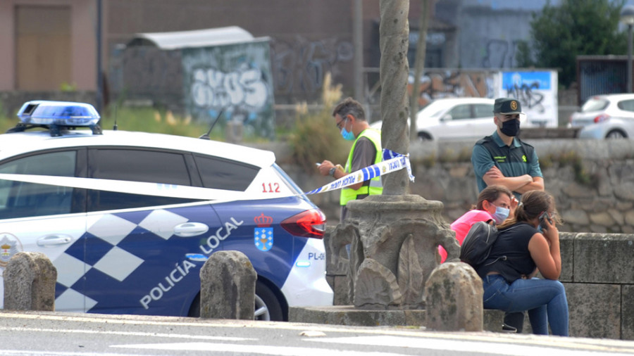 Aparece el cadáver de un hombre flotando bajo el puente medieval de la ría de O Burgo