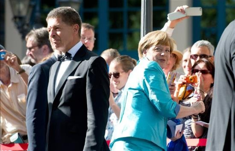 Merkel cayó al suelo en Bayreuth al romperse su silla, no por un mareo