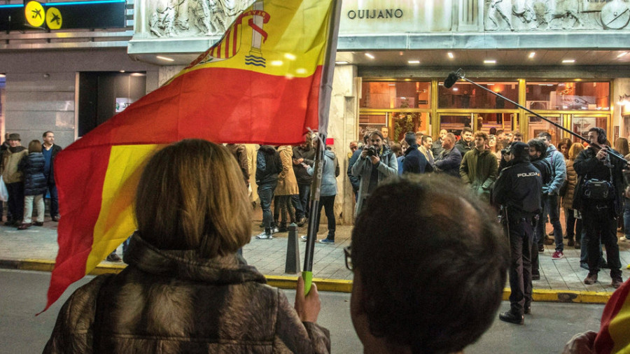 El juez cita como investigado a Dani Mateo por sonarse  la nariz con la bandera