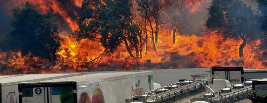 Al menos tres muertos en un incendio en la frontera entre Girona y Francia