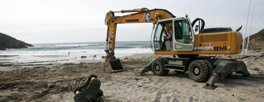 ARTEIXO - Las excavadoras llegan a la playa de Valcobo para reparar los desperfectos de los temporales