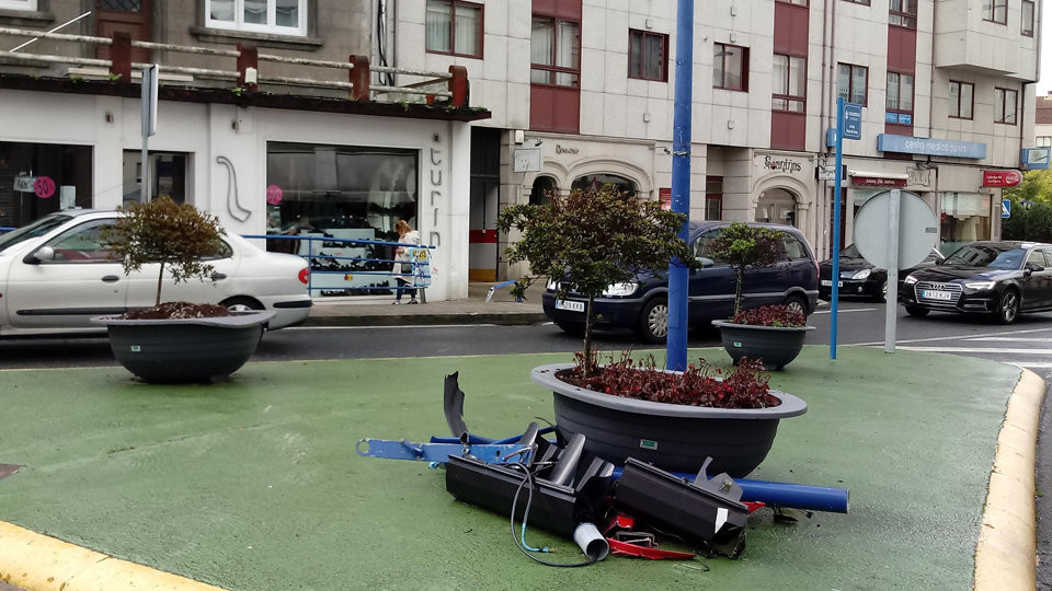 Detienen a un conductor tras sufrir un aparatoso accidente en O Burgo