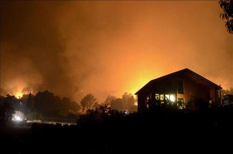 Ministerio colabora en la extinción de cuatro incendios forestales en Galicia