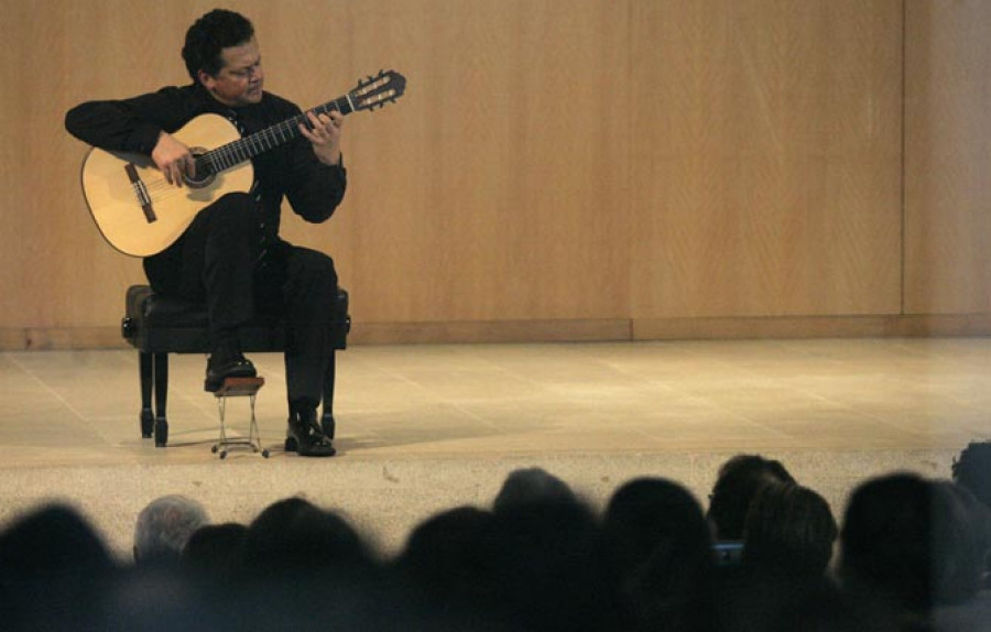 El guitarrista Eulogio Albalat encandila con su arte  a un auditorio repleto en el museo de Belas Artes