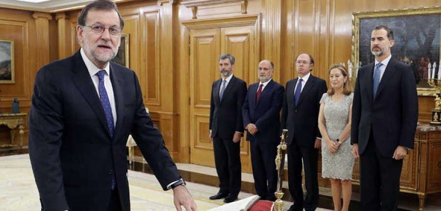Rajoy se convierte en el primer presidente en jurar ante Felipe VI