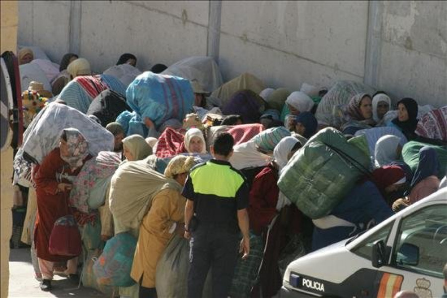 Marruecos cierra la frontera con Ceuta por una avalancha de porteadores marroquíes