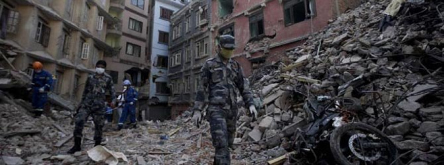 El Gobierno tiene localizados a los 152 españoles que siguen en Nepal tras el terremoto de hoy