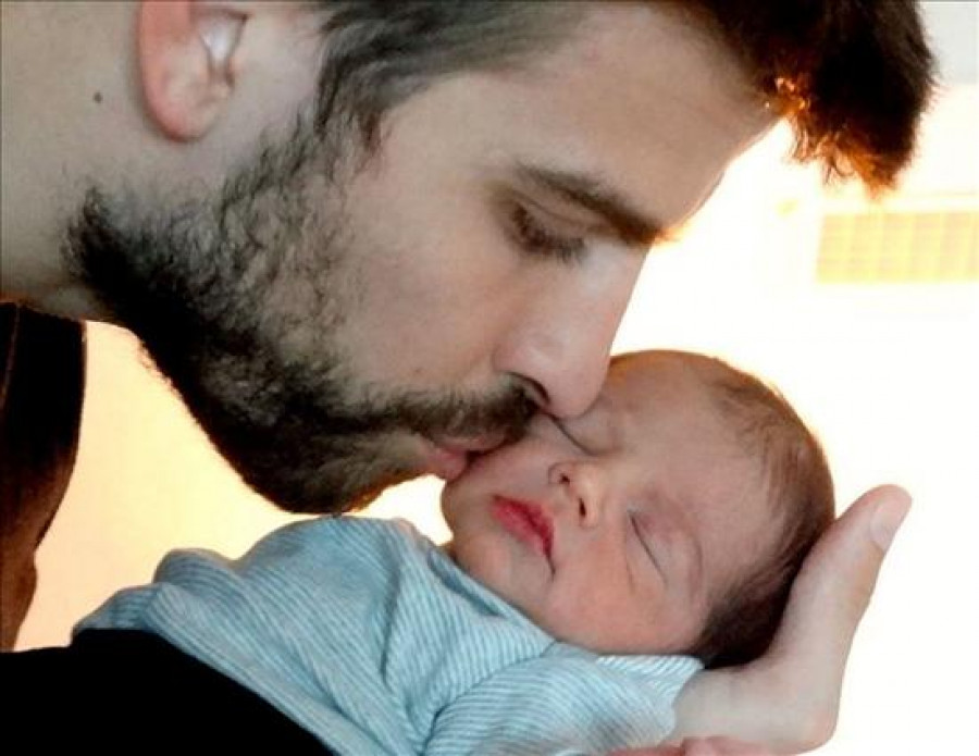 Gerard Piqué besa a su hijo Milan en la primera imagen pública del bebé