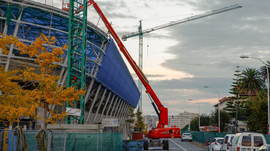 La colocación de una pasarela en la cubierta del estadio alarga las obras hasta el día 11 de diciembre