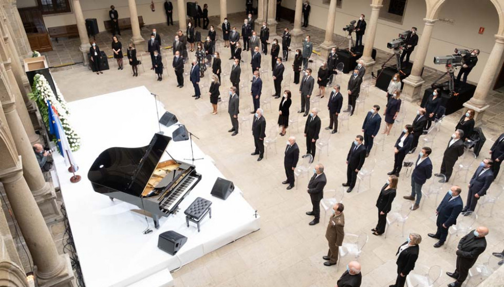 Un solemne acto institucional recuerda a las víctimas con música y 619 rosas blancas