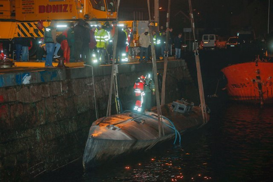 Descargan la droga del 'narcosubmarino' localizado en Cangas