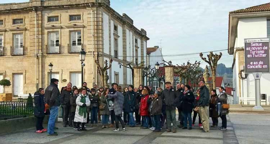 El puente, el Camino 
y las tapas desbordan Betanzos y las visitas guiadas cuelgan 
el cartel de completo