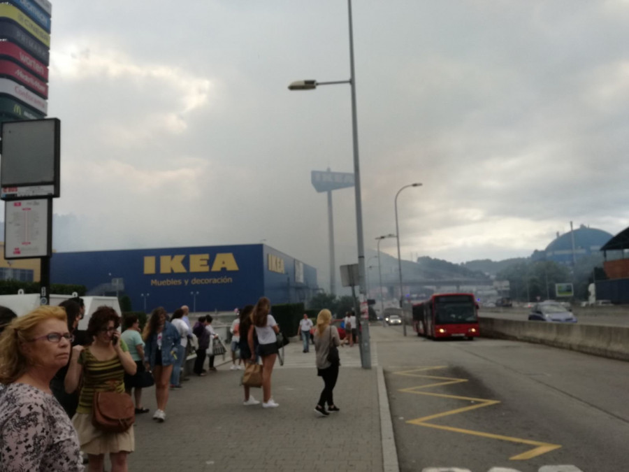 Incendio en las inmediaciones del Marineda